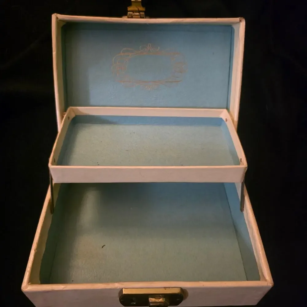 Vintage Two-Tier Jewelry Box Cream & Blue – Brass Tone Lock – 7.5